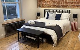 Holt Grdn House A Beautiful 1 Bedroom House With Freestanding Bathtub And Log Burners